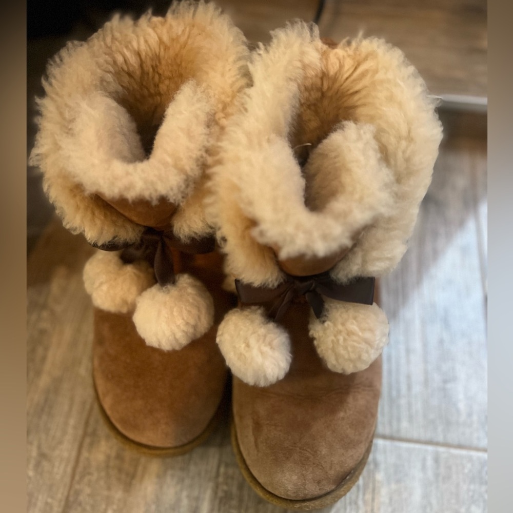 UGG Gita Pom Pom Genuine
Sheepskin Boots Womens Size 6